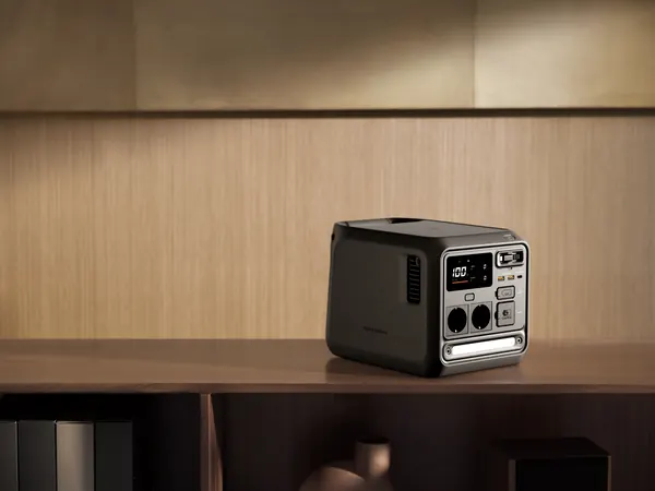 DJI Power 1000 Mini auf einem Holzregal, Frontseite mit Anschlüssen
