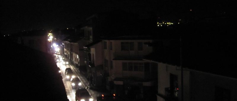 Nächtliche Straße während eines Stromausfalls, nur Autoscheinwerfer leuchten